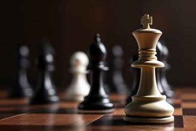Una pieza de ajedrez 'rey' destacando entre otras, simbolizando el liderazgo en la búsqueda de ejecutivos.